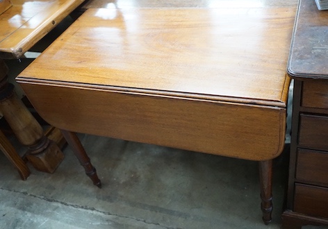 An early Victorian mahogany Pembroke table, width 91cm, depth 52cm, height 72cm